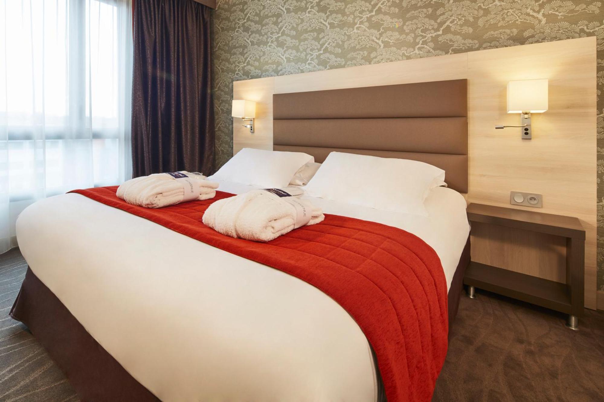 Kyriad Prestige Lyon Est - Saint Priest Eurexpo Hotel And Spa Εξωτερικό φωτογραφία